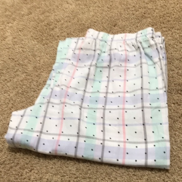 Victoria’s Secret medium white dot print pajamas. - Picture 7 of 7